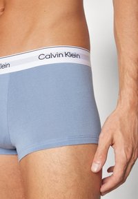 Calvin Klein Underwear LOW RISE TRUNK 3 PACK MODERN COTTON STRETCH - Ozke boksarice - new navy/troposphere/grey heather