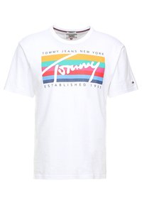 Vit bomulls t-shirt med en färgglad horisontell randdesign i rosa, gult och turkos, med en logotyp och texten "Established 1985".