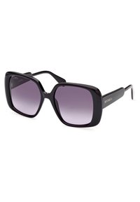 Occhiali da sole neri rettangolari con lenti gradiente viola. Montatura in plastica lucida con una spessa cornice e bracci sottili e allungati che presentano il marchio.