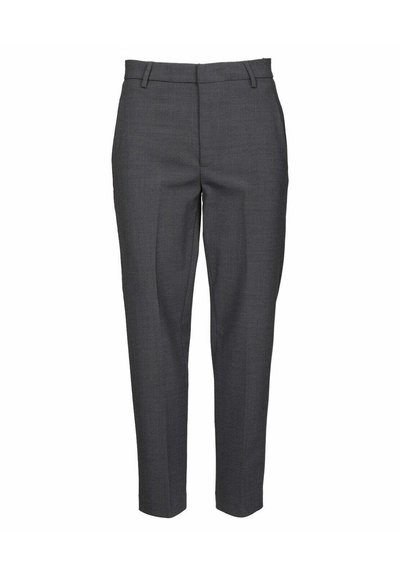Pantaloni grigi su misura con una vestibilità slim, caratterizzati da una texture liscia, gambe dritte e un design piatto davanti. Dettagli di cucitura sottili visibili.