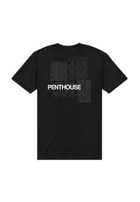 Sort bomulds t-shirt med gentagne "PENTHOUSE"-tekster i hvid og grå på ryggen, med en standard rund hals og korte ærmer.