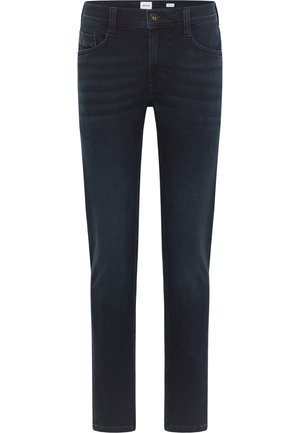 Jeans de mezclilla azul oscuro con un corte slim, diseño de cinco bolsillos, cierre de botón y sutiles variaciones de textura para mayor detalle.
