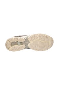 Suola di scarpa sportiva con un battistrada di gomma beige chiaro, caratterizzato da un motivo testurizzato, scanalature flessibili e una sezione superiore leggermente traslucida.
