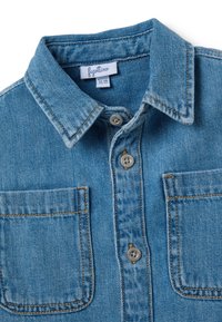 Hellblaues Denimhemd mit Button-Down-Kragen, zwei Brusttaschen und kontrastierenden Nähten. Verfügt über silberne Knöpfe und eine weiche Textur.