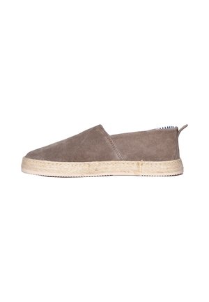 Scarpa marrone slip-on con tomaia in camoscio e suola intrecciata in juta vista di lato su sfondo bianco.