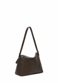 Ciemnobrązowa skórzana torba na ramię z jedną rączką, o miękkim, luźnym prostokątnym kształcie na białym tle.