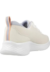 Sneaker atletica leggera in crema e grigio. Parte superiore in rete con retro testurizzato, linguetta di contrasto arancione e blu, suola bianca spessa.