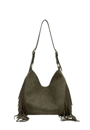 Zielona oliwkowa torebka na ramię ze skóry zamszowej z regulowanym paskiem i długimi frędzlami po bokach i na dole.