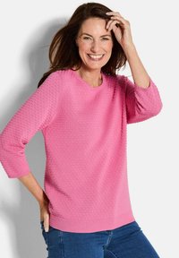 Knit-Pullover aus Baumwoll-Synthetik-Mix in leuchtendem Pink mit einem strukturierten, Blasenmuster. Mit rundem Ausschnitt und Dreiviertelärmeln.