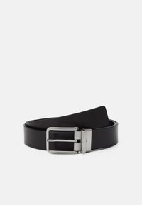 Cintura in pelle nera con una fibbia in metallo argentato, caratterizzata da una superficie liscia e un design classico e minimalista.