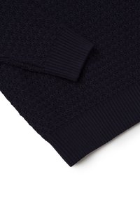Marine gebreide trui met een textuurpatroon en geribde manchetten. Zacht materiaal met een aansluitende pasvorm aan de onderkant.