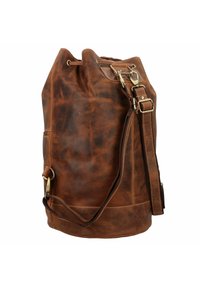 Sac seau en cuir marron avec une finition texturée, une bandoulière réglable, une fermeture à cordon, et une poche latérale pour un rangement supplémentaire.