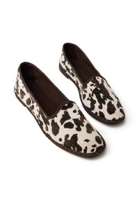 Ballerine con stampa maculata marrone e bianca, con una texture liscia, punta rotonda, fascia elastica all'apertura e soletta imbottita.