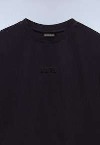 Černé tričko s kulatým výstřihem vyrobené z bavlny; na přední straně má vyvýšenou výšivku se slovem "NAPA", hladkou texturu a standardní střih.