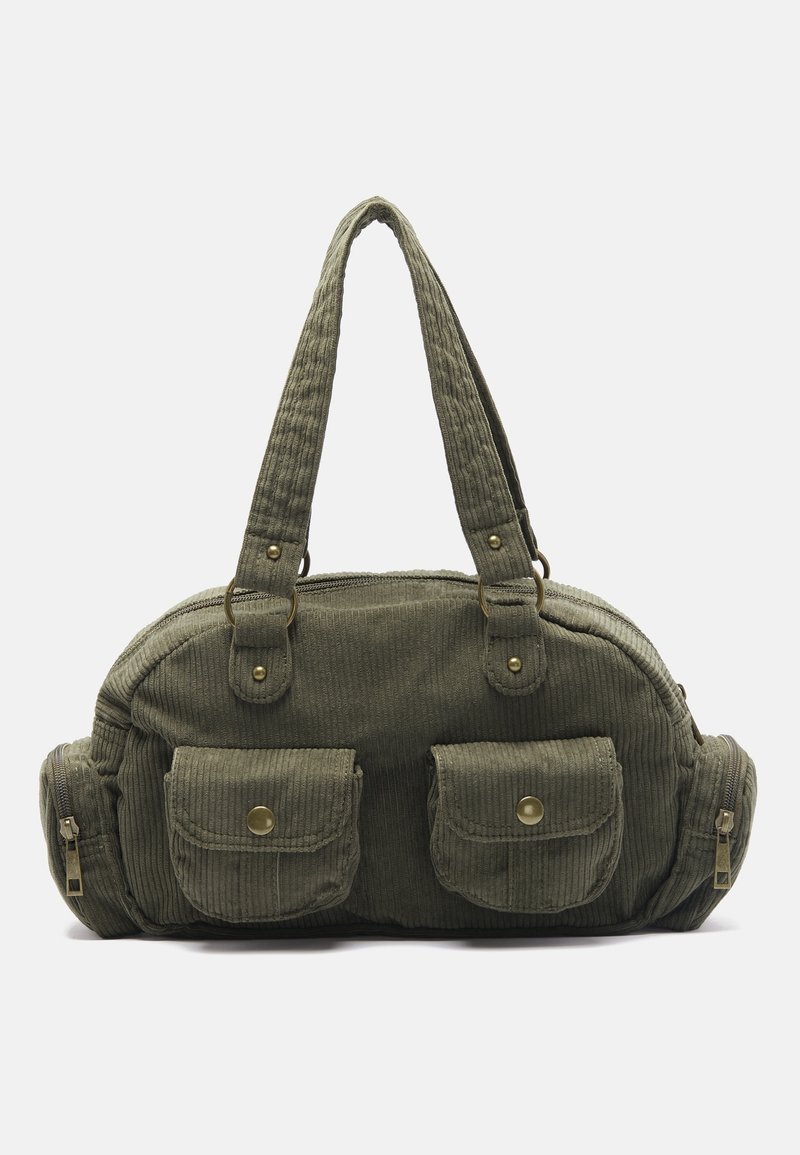 Sac à main en velours côtelé vert olive avec deux poches avant à boutons-pression, deux poches latérales zippées et des bretelles doubles.