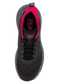 Scarpa sportiva nera con tomaia texturizzata, fodera interna rosa, lacci neri e logo sulla linguetta. Il design della suola curvata aggiunge dimensione.