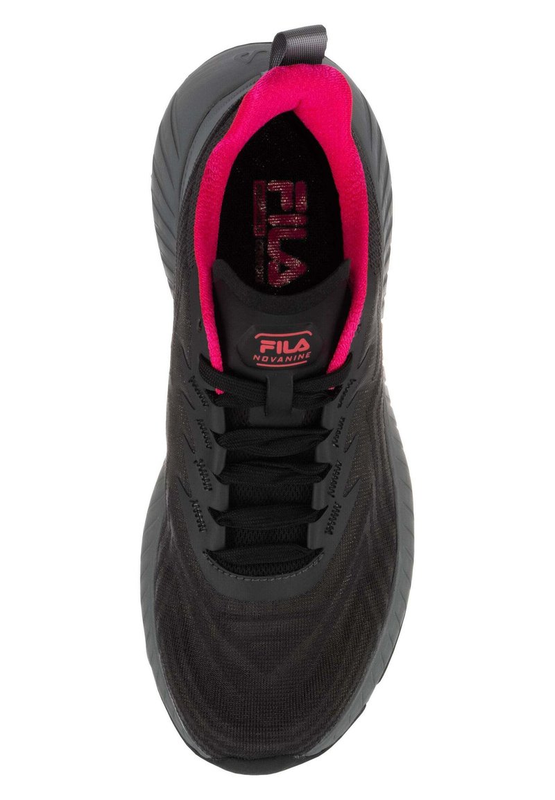 Zapatilla deportiva negra con parte superior texturizada, forro interior rosa, cordones negros y un logo en la lengüeta. El diseño de la suela curvada añade dimensión.