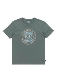 Camiseta de algodón verde con un gráfico redondo en el centro que presenta olas azules y naranjas, texto: "BILLABONG PREMIUM QUALITY BOARDSHORT COMPANY".
