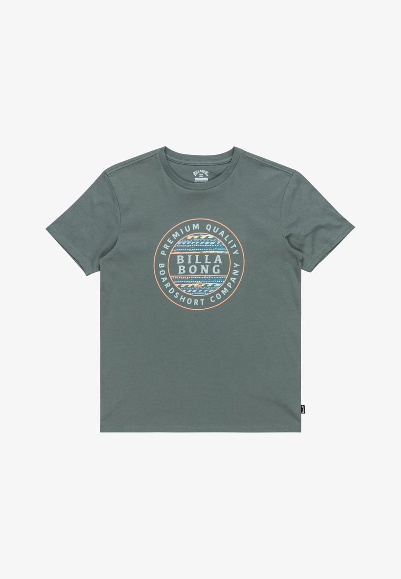 Grön bomull t-shirt med en rund grafik i mitten som visar blå och orange vågor, text: "BILLABONG PREMIUM QUALITY BOARDSHORT COMPANY".