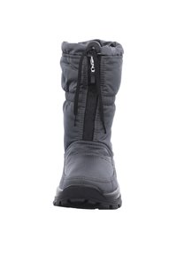 Šedá zateplená bota s prošívaným svrškem, nastavitelné šňůrky a boční zip. Gumová podrážka s vzorkem pro lepší trakci.