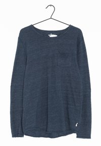 Mörkblå långärmad skjorta med rund halskrage, mjuk textur, en bröstficka och en lätt detalj vid fållen.