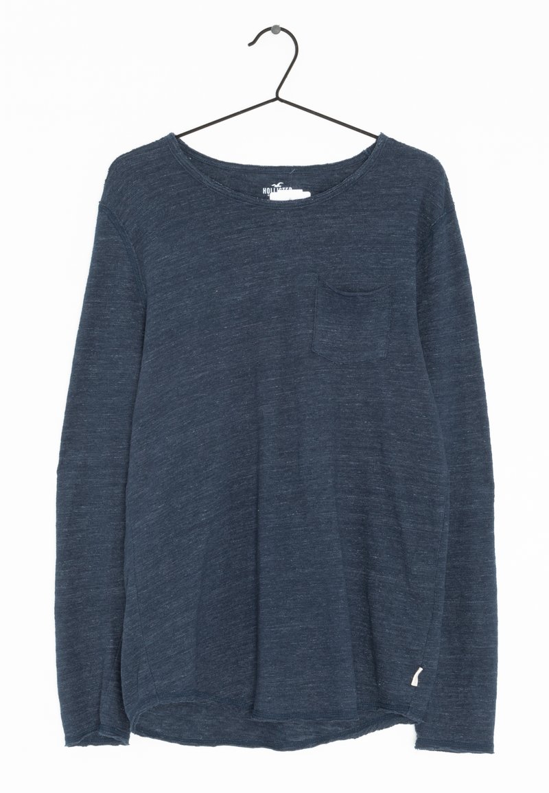 Mörkblå långärmad skjorta med rund halskrage, mjuk textur, en bröstficka och en lätt detalj vid fållen.