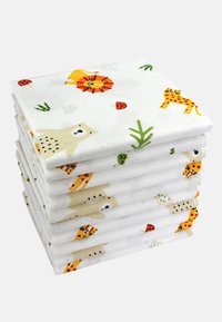 Une pile de six tissus en mousseline présentant un fond blanc avec des motifs colorés d'animaux et de la nature, y compris des ours, des tigres et des champignons.