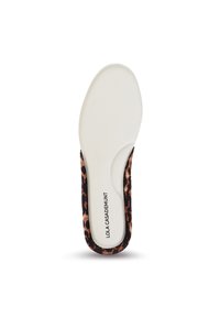 Plantillas redondas con parte superior de textil de leopardo negro y base de espuma blanca y suave. El texto en la plantilla dice "LOLA CASADEMUNT."