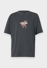 Camiseta grande de color gris oscuro hecha de algodón. Presenta un gráfico floral con acentos en rojo y crema y el texto "ALLSAINTS" en el centro.