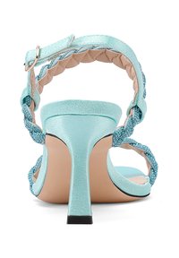 Sandali con tacco alto turchesi con cinturini intrecciati e dettagli in strass. Chiusura sul retro e design con tacco sottile, caratterizzati da una finitura liscia.
