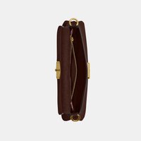 Bolso de mano de cuero marrón oscuro con herrajes dorados, con bolsillo interior con cremallera y cierre giratorio.