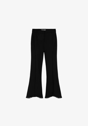 Pantalones negros acampanados hechos de una tela suave, con una cinturilla limpia, bolsillos laterales y bajos deshilachados para añadir textura.