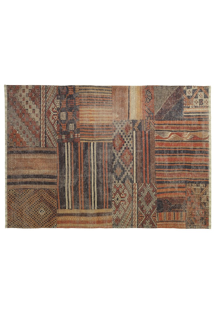 Prostokątna dywanik z patchworkowym wzorem, zawierająca różne geometryczne motywy w ziemistych odcieniach czerwieni, brązu i niebieskiego, wykonana z teksturowanej tkaniny.