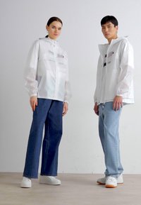 Tommy Jeans TECH GLOSS CHICAGO UNISEX - Sommerjakke - white