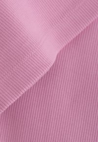 Geribbeld roze stof met een gladde textuur. Close-up weergave benadrukt fijne verticale lijnen en een nette, gelijkmatige stikdetail.