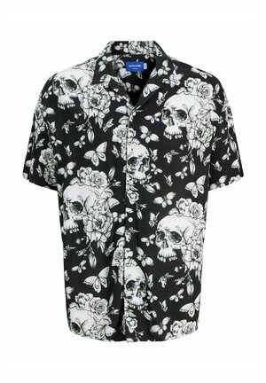 Chemise noire à manches courtes avec un motif de têtes de mort blanches, de fleurs et de papillons. Fabriquée en tissu léger avec une coupe décontractée.