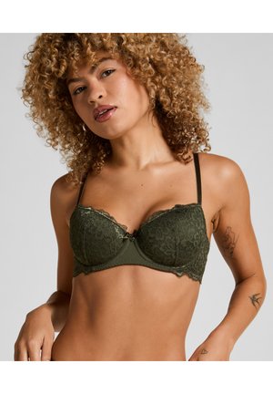 Soutien-gorge en dentelle verte avec armatures, motif floral, bordure en dentelle douce et accents en satin ; bretelles réglables et bonnets moulés pour le soutien.