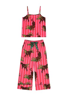 Pinkstribet camisole og bukser med vide ben med grønne tropiske blade og tigerprint, med grøn satinbånd i taljen på bukserne.