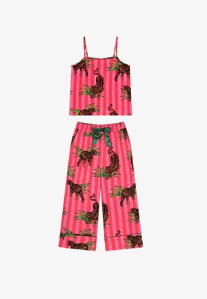 Pinkstribet camisole og bukser med vide ben med grønne tropiske blade og tigerprint, med grøn satinbånd i taljen på bukserne.