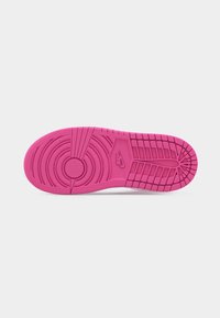 Φωτεινή ροζ σόλα παπουτσιού Nike με κυκλικά και ορθογώνια σχέδια πέλματος, το λογότυπο Nike ανάγλυφο στο κέντρο.