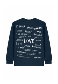 Marineblaue Langarmshirt mit dem Wort "Love" in verschiedenen Sprachen und Schriftarten in weißer Schrift auf dem Rücken.