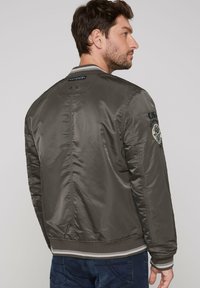 Camp David COLLEGE MIT LOGO - Bombera - medium khaki