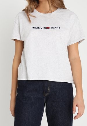 Szara bawełniana koszulka z okrągłym dekoltem, krótki rękaw i logo "TOMMY JEANS" w czerni i czerwieni na wysokości klatki piersiowej. Luźny krój.