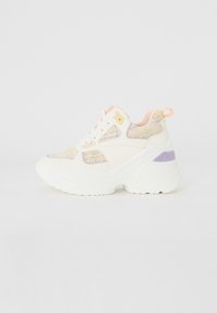 Adidași albi, voluminoși, cu un superior din țesătură texturată în mai multe culori, accente roz pastel și detalii violet la călcâi. Stil cu șireturi și talpă groasă.