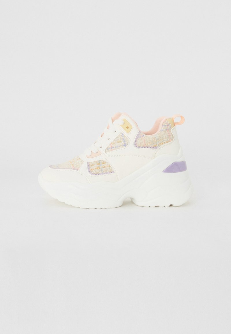 Adidași albi, voluminoși, cu un superior din țesătură texturată în mai multe culori, accente roz pastel și detalii violet la călcâi. Stil cu șireturi și talpă groasă.
