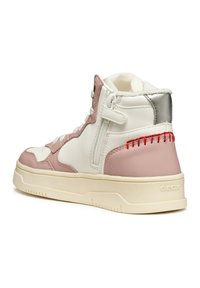 Hoge sneakers met witte en zachte roze leer, zilveren accenten, een textuur op de neus en gestikte rode details op de achterkant.