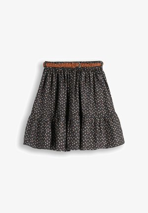 Czarna spódnica w kwiaty z warstwowym krojem i brązowym, plecionym paskiem. Na ciemnym tle drobne białe i pomarańczowe kwiaty.