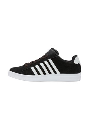 Baskets en suede noir avec des rayures blanches, des lacets bruns et une semelle en caoutchouc blanc. Présente une languette en cuir lisse avec un détail de logo.