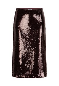 Donker pailletten kokerrok met een verloop van dieprood naar roségoud, met een strak, gladde textuur en een knie-lange ontwerp.