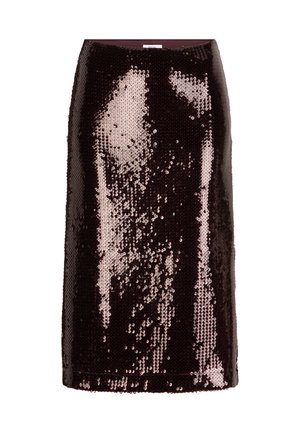 Donker pailletten kokerrok met een verloop van dieprood naar roségoud, met een strak, gladde textuur en een knie-lange ontwerp.